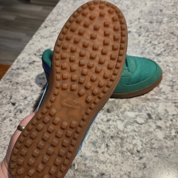 New In Box Nike Green and Blue Athletic Shoes Sz M 7 W 8.5. Awesome - Picture 2 of 10